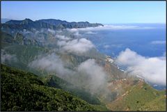 das Anagagebirge im Norden Teneriffas mit Passatstau und Teide (links oben)