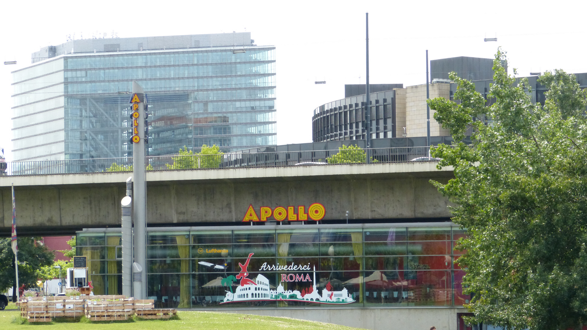 Das Apollo-Theater unter der Kniebrücke