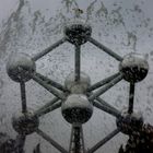 das Atomium fühlt sich am wohlsten wenn´s grau ist und nieselt.......