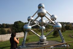 Das Atomium-Model im Vergleich zu einem Menschen