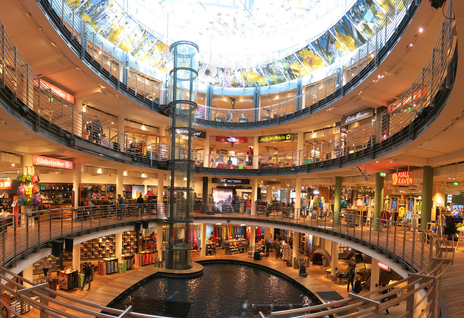 Das Atrium im Kaufhaus Globetrotter in Köln