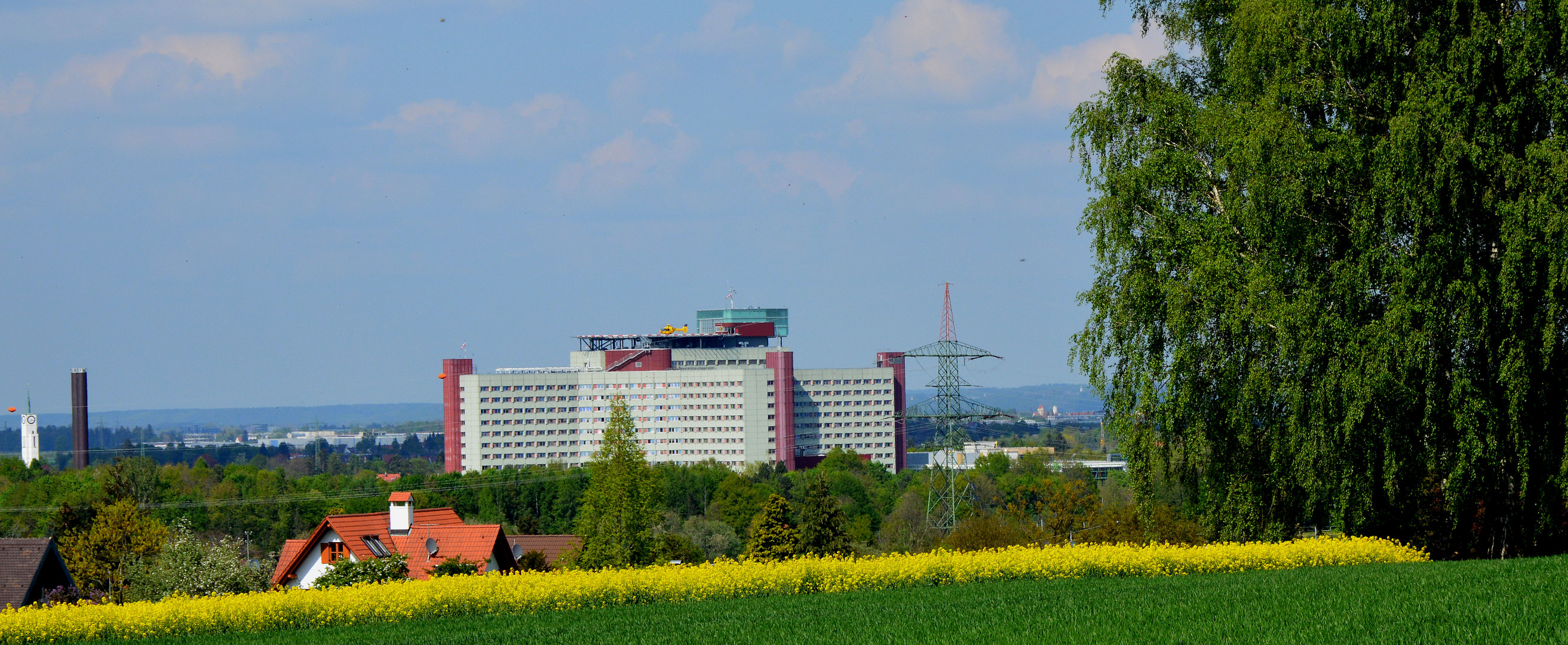 Das Augsburger Zentralklinikum mit dem Hubschrauber - Landeplatz auf dem Dach