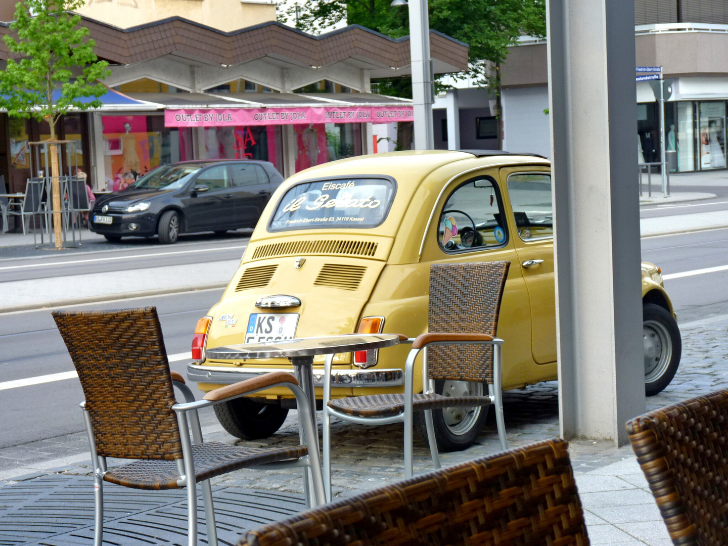 Das Auto gehört zur Eisdiele :-) 