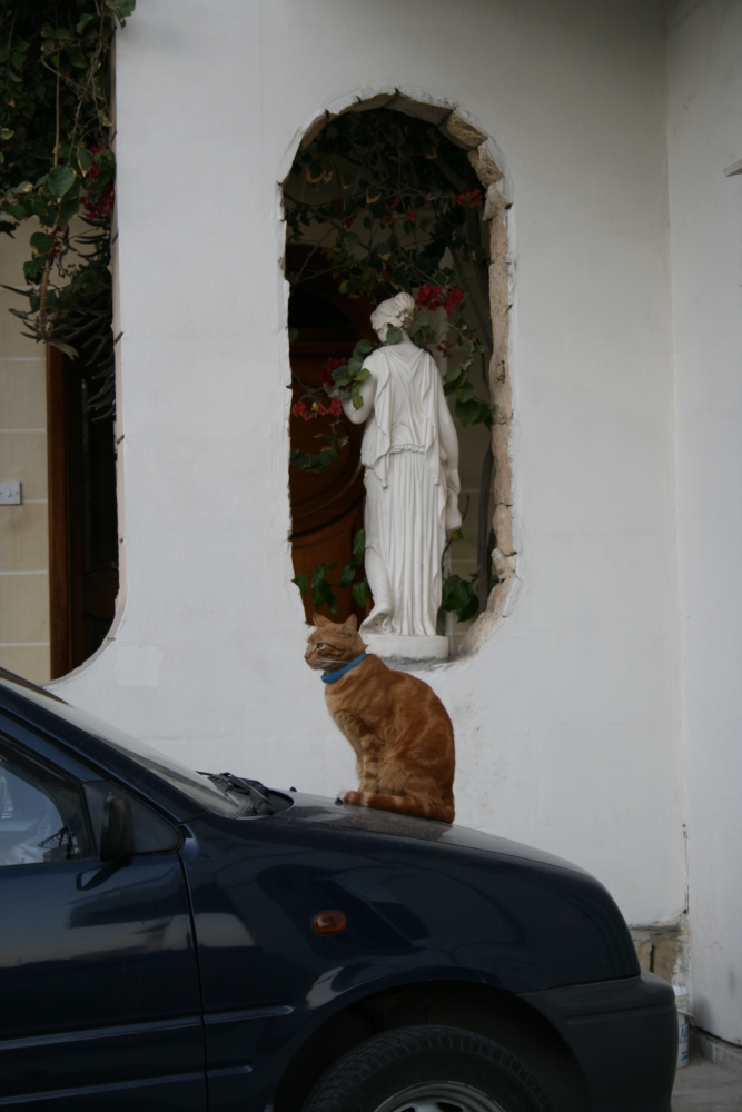 Das Auto und die zwei Skulpturen