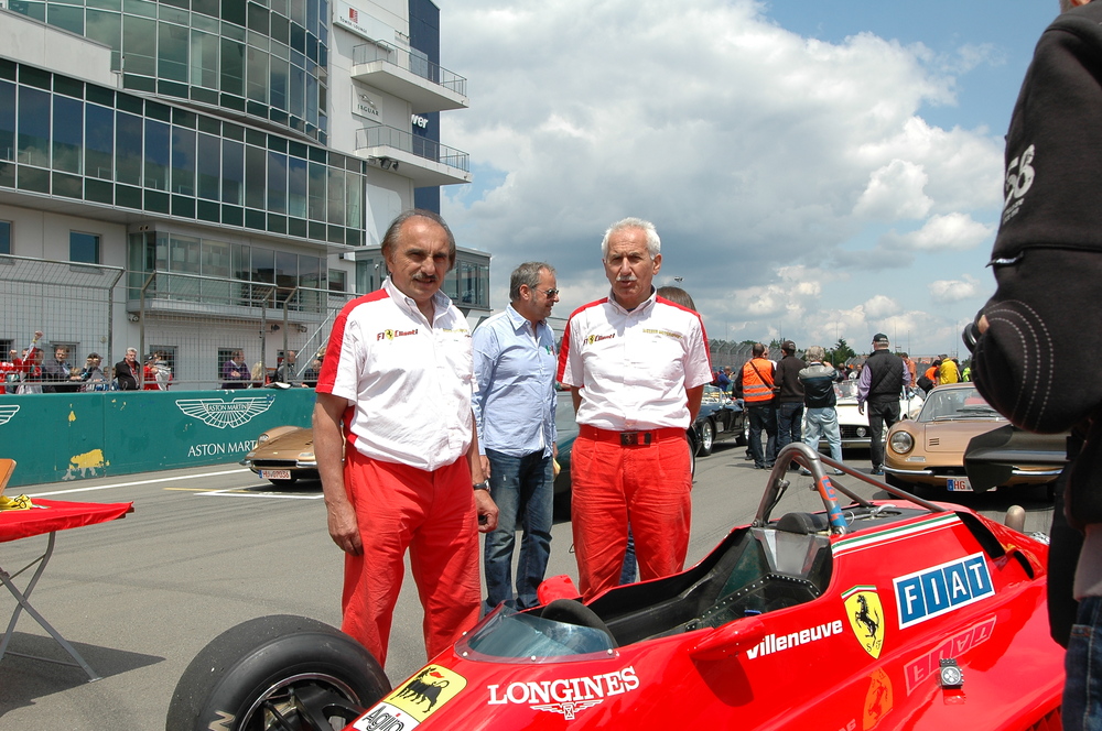 Das Auto und seine Mechaniker ....aufgenommen bei den Modena 2011