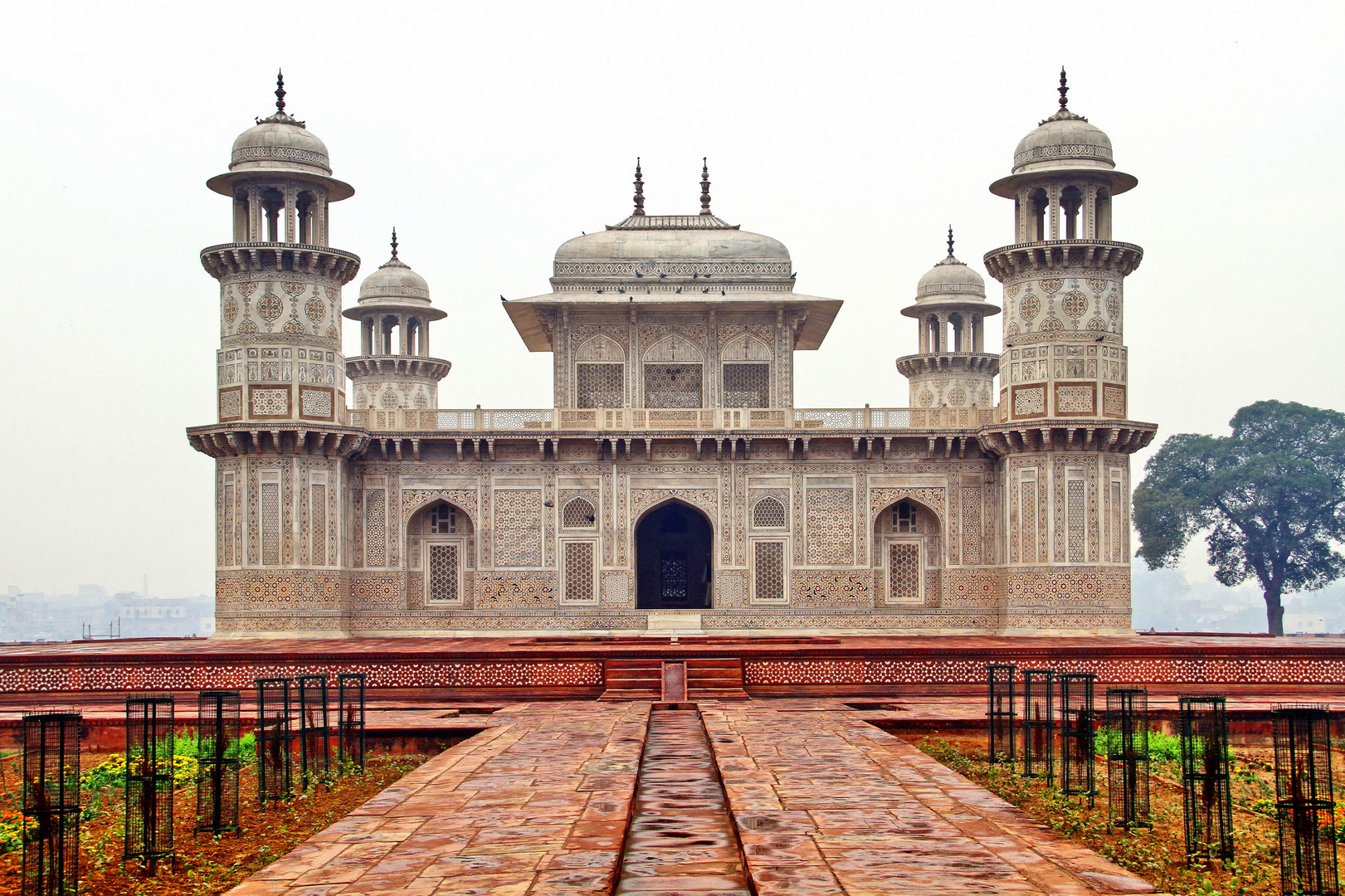 Das 'Baby Taj' im Morgennebel