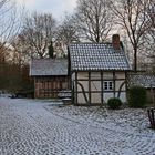 das Backhaus (und vermutlich das Lager für das Brennholz)..