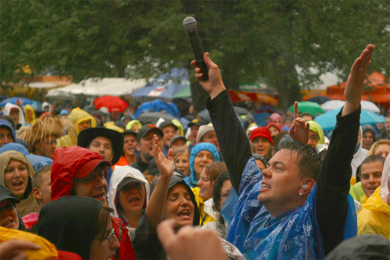 Das Bad in der Menge und im Regen