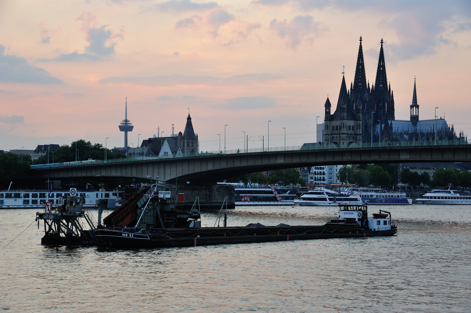 das Baggerschiff an der "Deutzer Platte" im Abendlicht