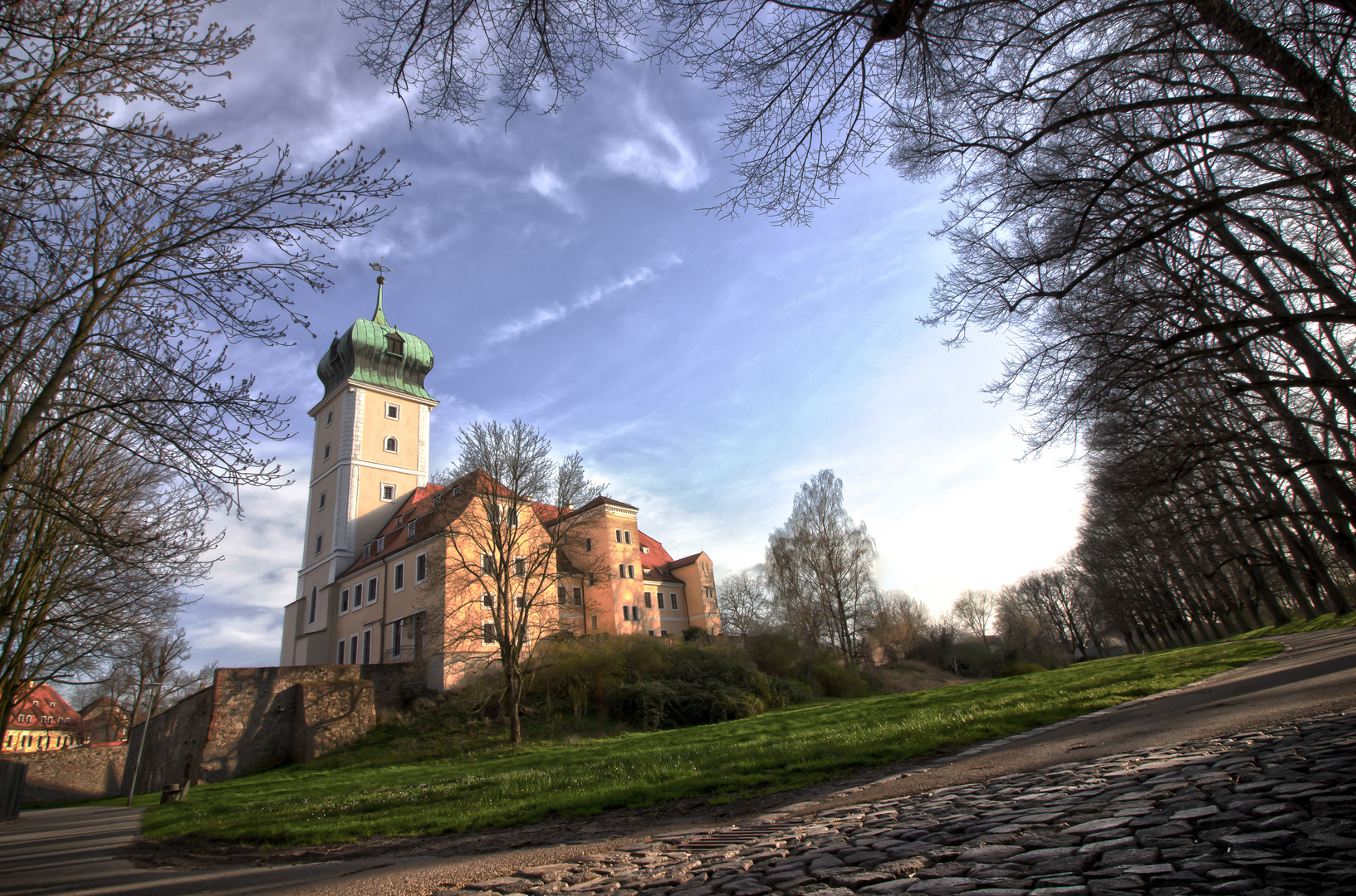 Das Barockschloss mit Schlosswiese