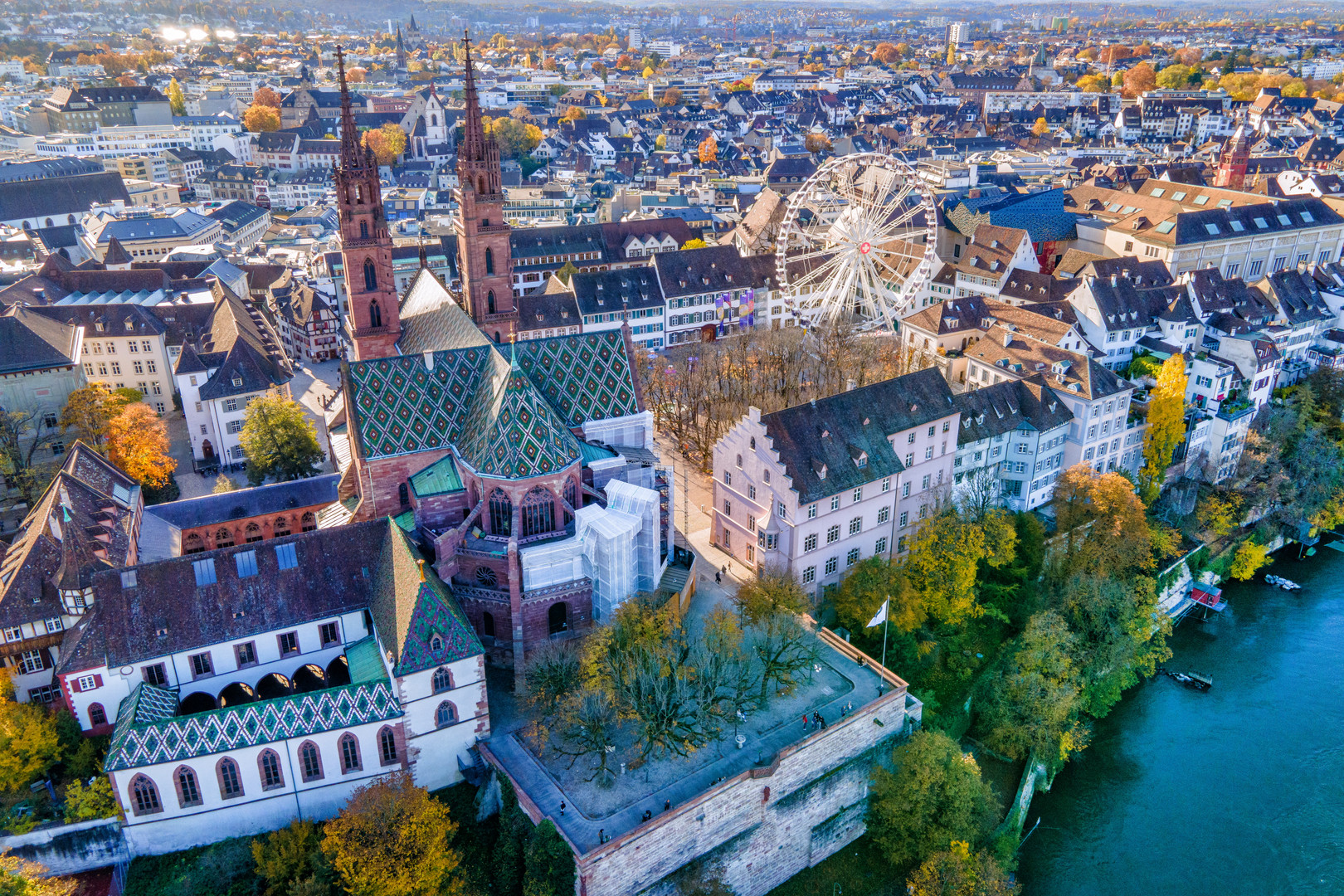 Das Basler Münster mit Riesenrad