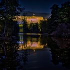 Das beleuchtete Schloss Wilhelmshöhe spiegelt sich im Lac.