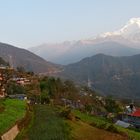 Das Bergdorf Ghandruk mit dem Annapurna South (7219 m) 