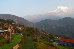 Das Bergdorf Ghandruk mit dem Annapurna South (7219 m) 