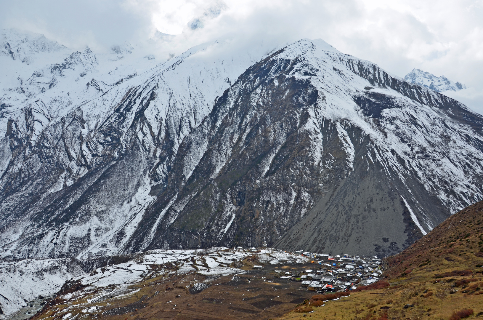 Das Bergdorf Samdo in der Manaslu-Region von oben