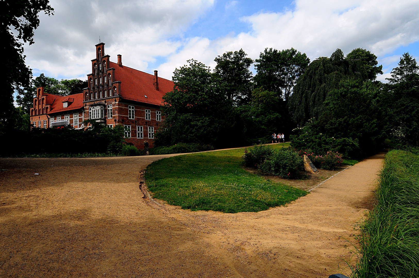 Das Bergedorfer Schloss und der Weg am See