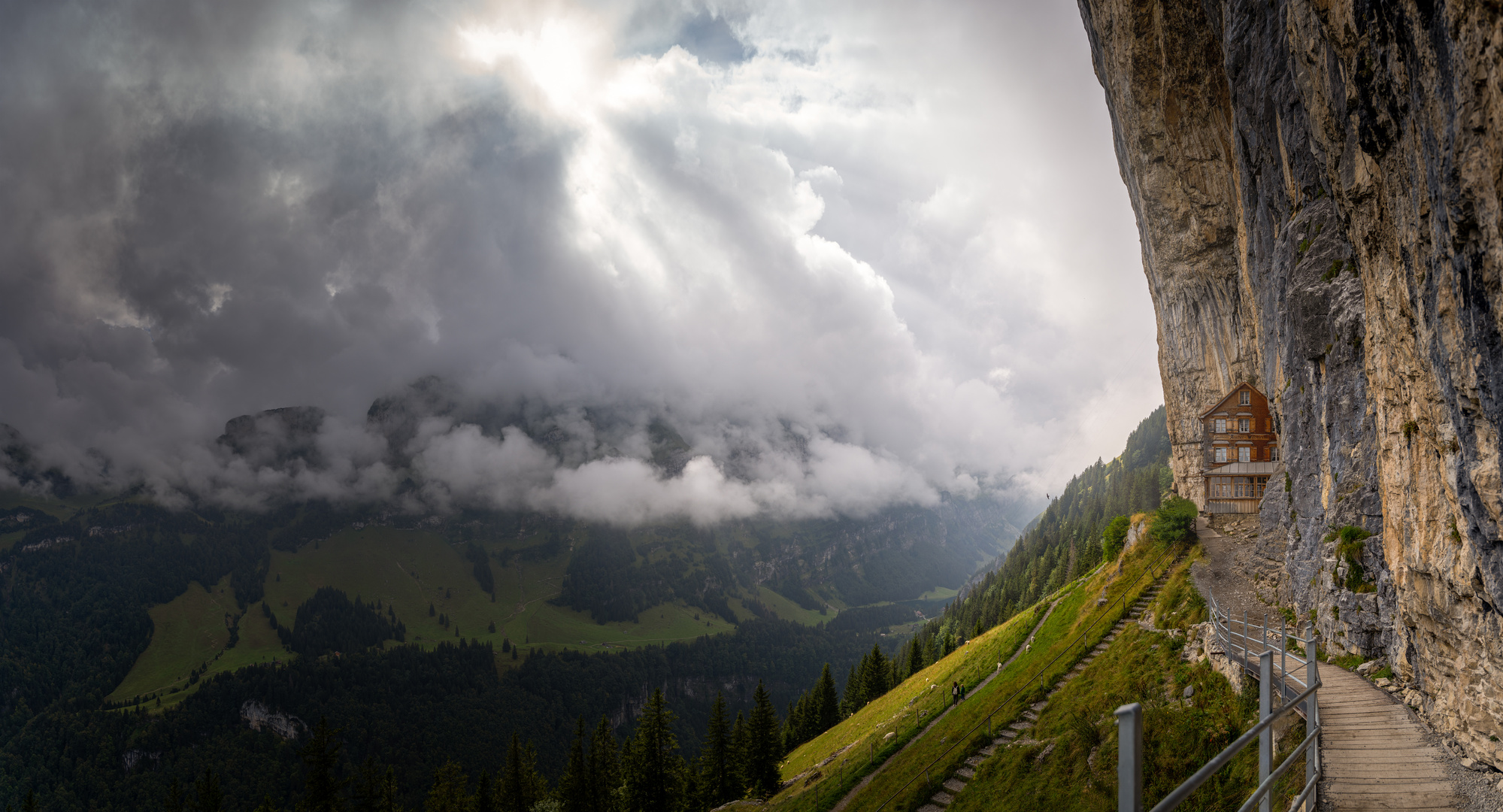 Das Berggasthaus Aescher-Wildkirchli in der Schweiz