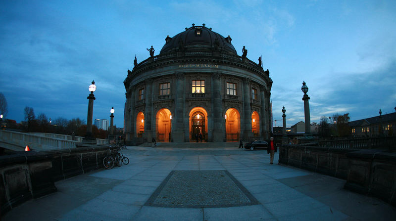 Das Berliner Bode-Museum strahlt draußen