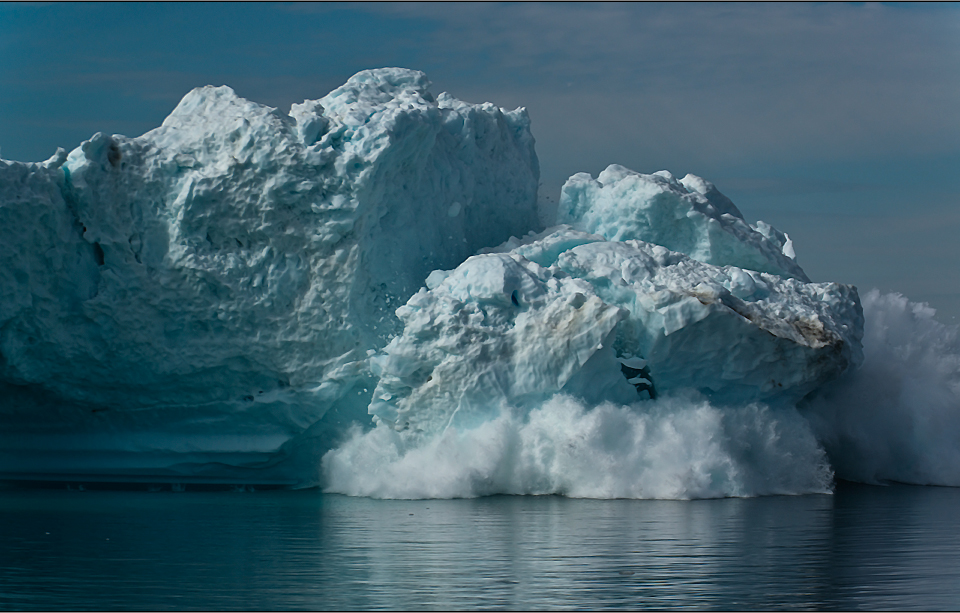 das bersten eines eisberges