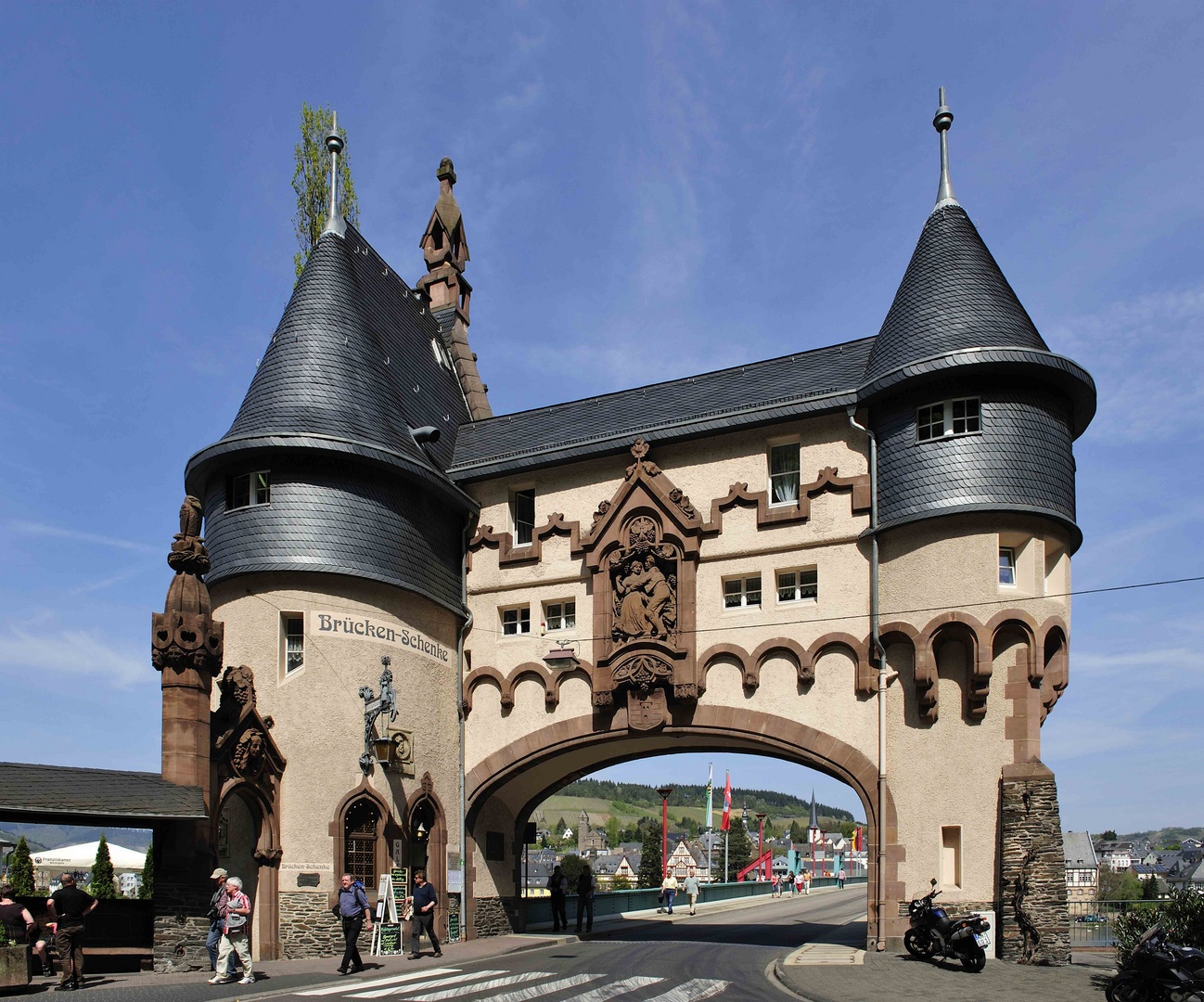 Das berühmte Brückentor zur Moselbrücke in Traben-Trarbach