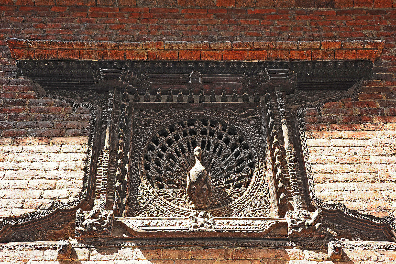 Das berühmte Pfauen-Fenster in Nepal