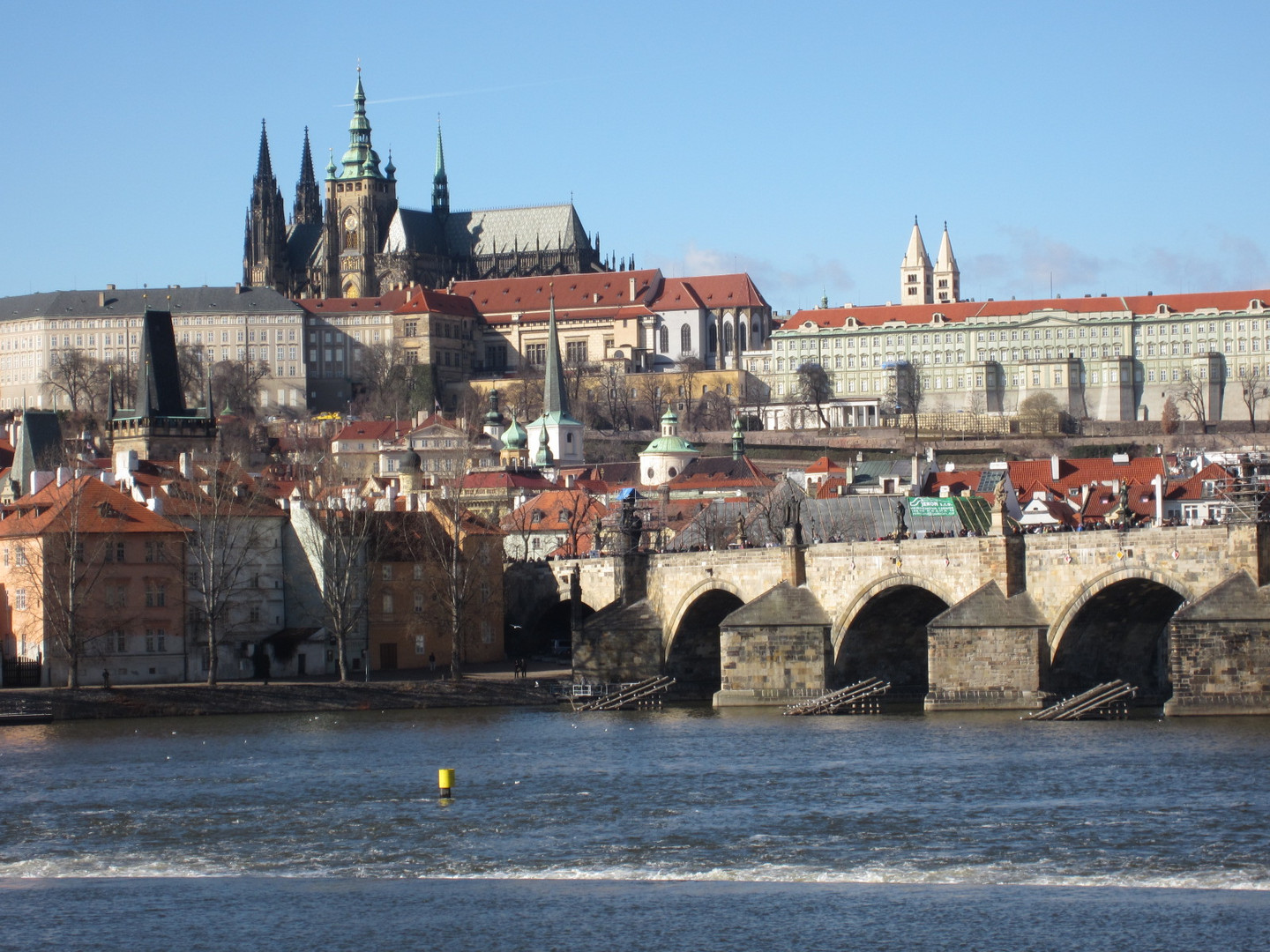 das berühmte Prag: der Fluß, die Brücke, die Stadt, der Dom