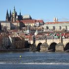 das berühmte Prag: der Fluß, die Brücke, die Stadt, der Dom