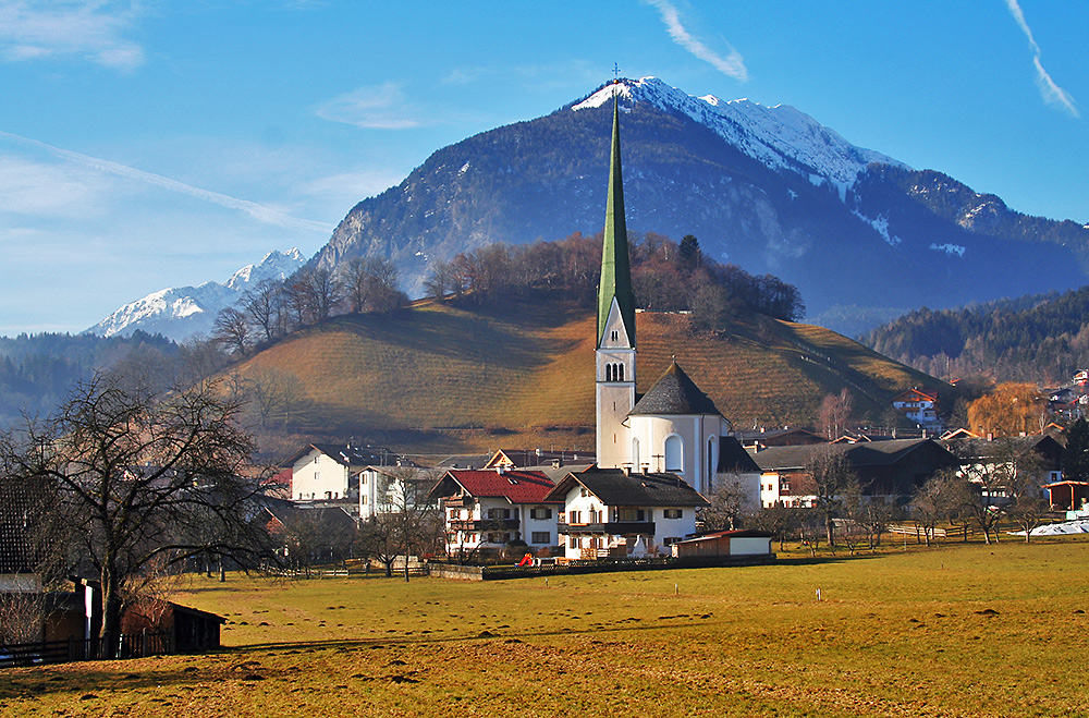 Das besondere Gipfelkreuz in einem kleinen Ort im Inntal am Beginn des Zillertals