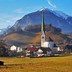 Das besondere Gipfelkreuz in einem kleinen Ort im Inntal am Beginn des Zillertals