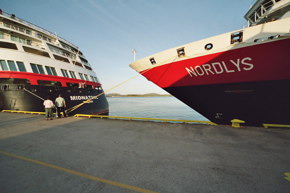 Das bietet nur Hurtigruten: Mitternachtssonne und Nordlicht nebeneinander