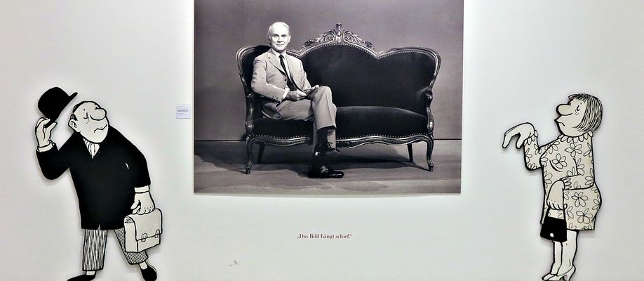 DAS BILD HÄNGT SCHIEF