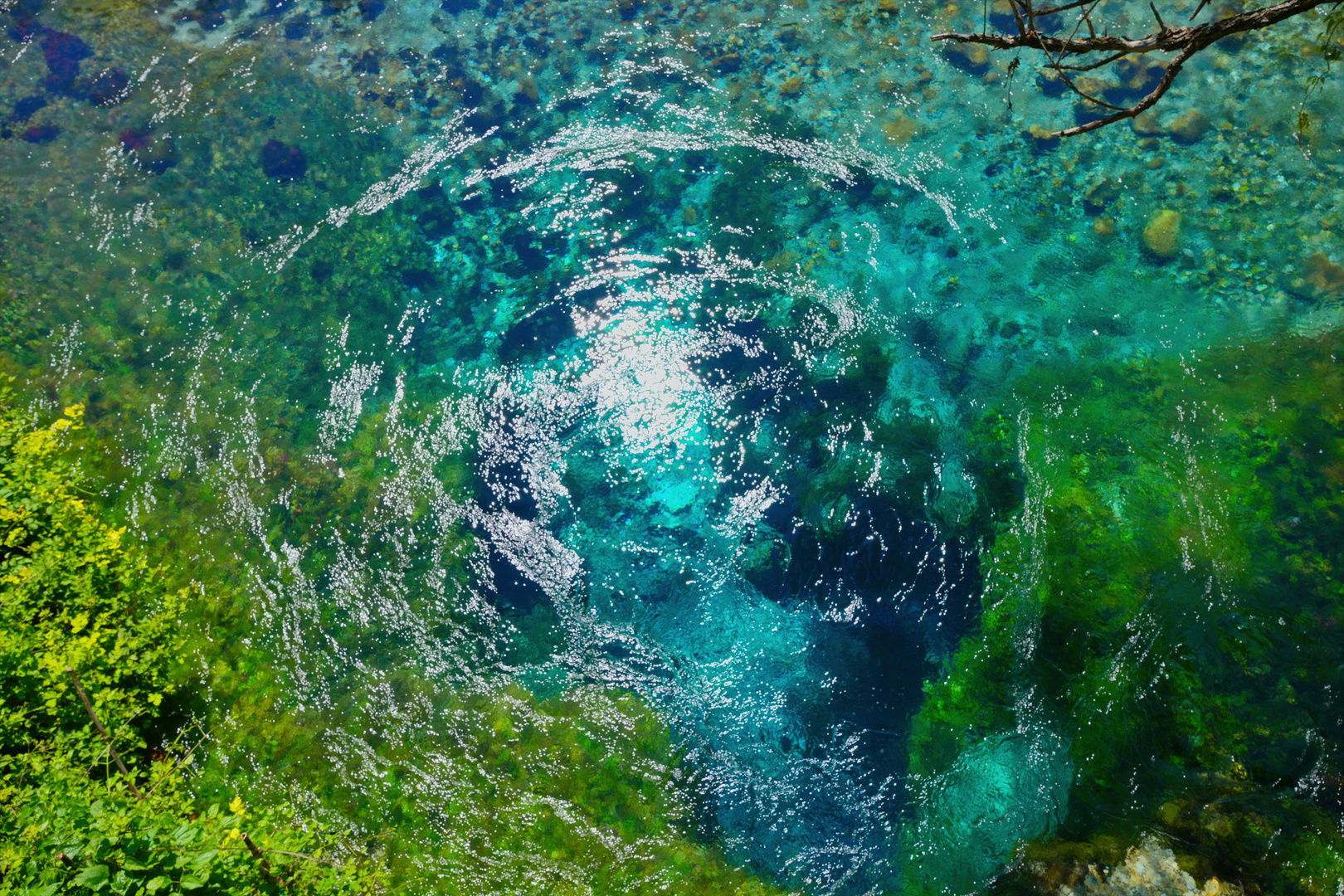 Das Blaue Auge im Gebirge Mali in Albanien