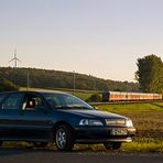 Das blaue Auto in der Eisenbahnfoto grafie