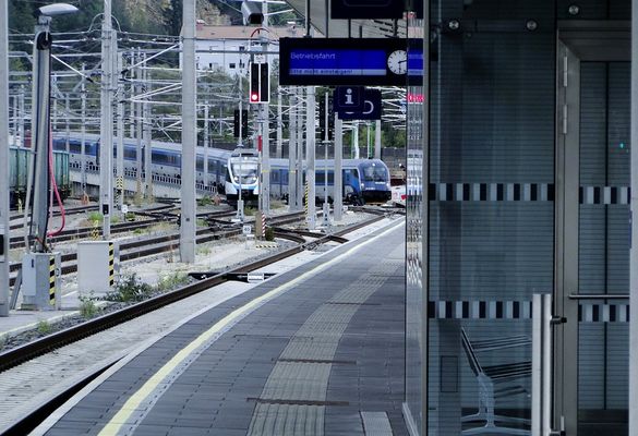 Das Blaue Band lässt sich aus luftiger Höhe herab