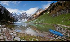 Das blaue Boot am eisigen See