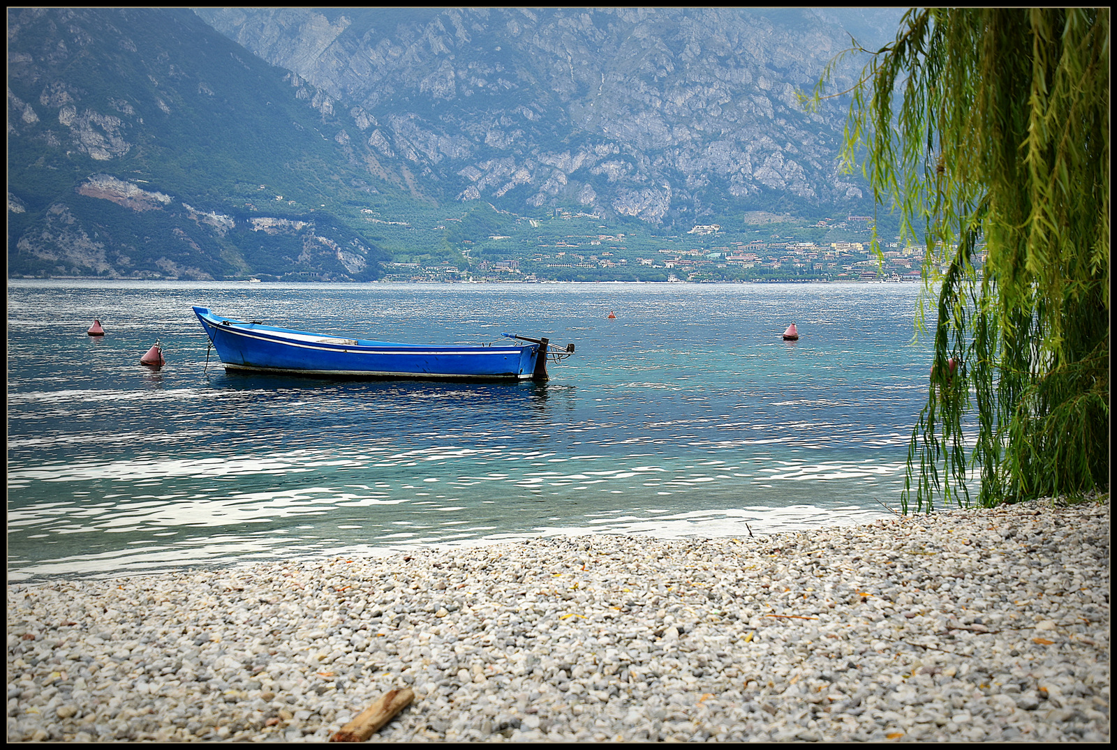 ... Das blaue Boot am See ...