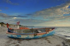 das Blaue Boot am Strand