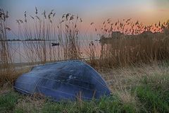 Das blaue Boot am Ufer