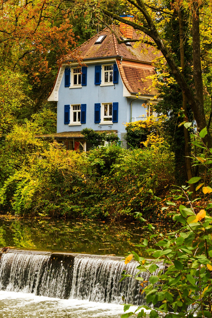 Das blaue Haus am Wehr