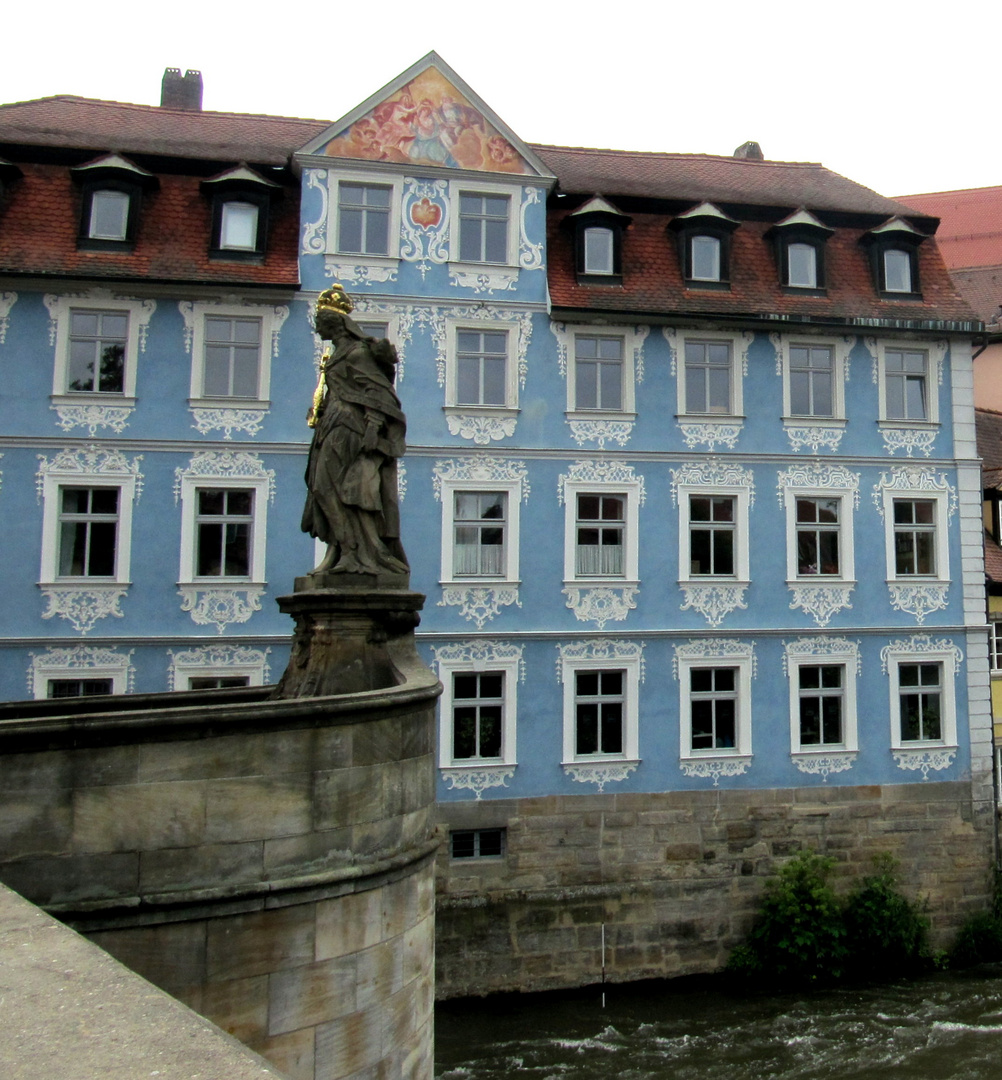 das "Blaue Haus" in Bamberg an der unteren Brücke