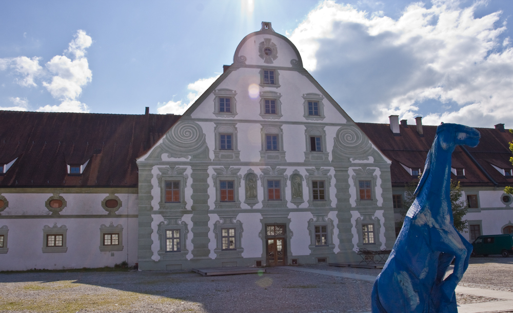 DAS BLAUE PFERD IM KLOSTERHOF