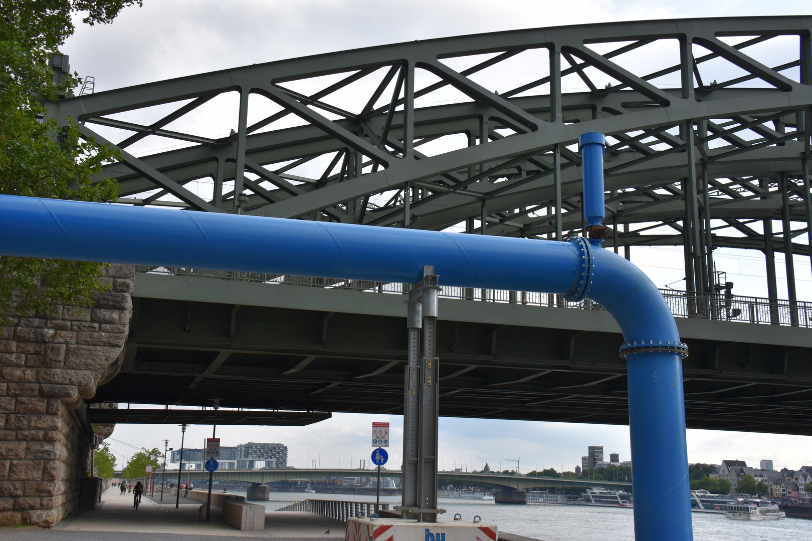 Das blaue Rohr am Rhein in Köln