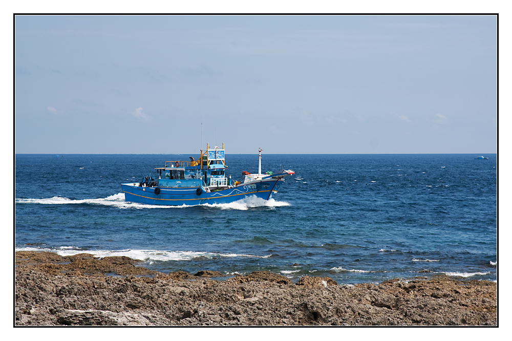 das blaue Schiff im blauen Meer