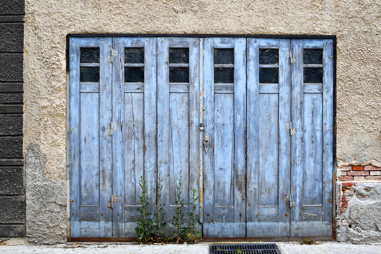 Das blaue Tor am Rande der Stadt