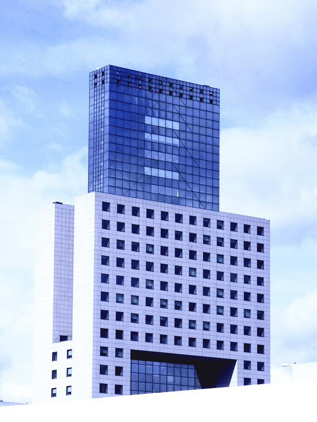 Das blaue USB-Stick-Hochhaus