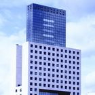 Das blaue USB-Stick-Hochhaus