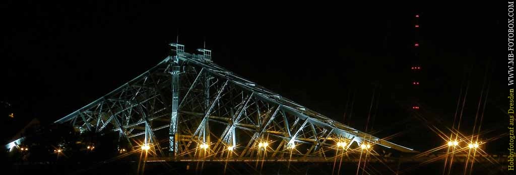 Das Blaue Wunder in Dresden bei Nacht