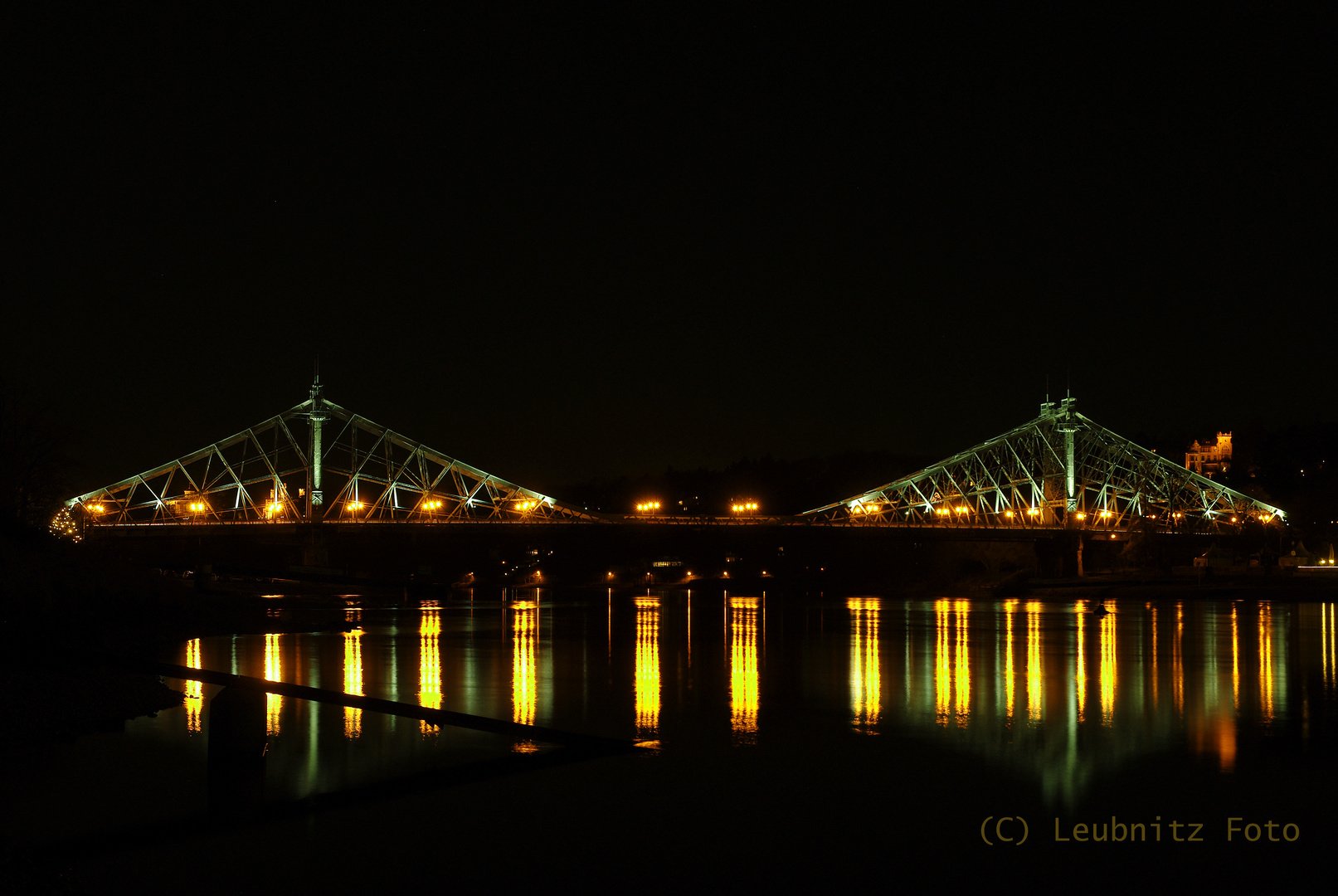 Das Blaue Wunder in Dresden bei Nacht