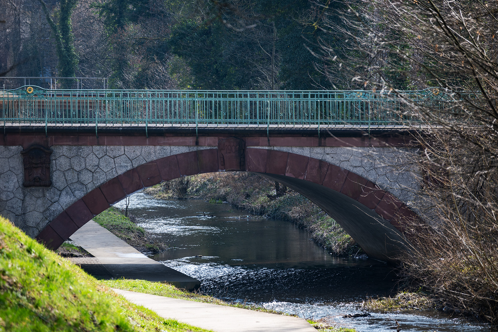 Das Blümchen an der Brücke - La fleurette sur le pont