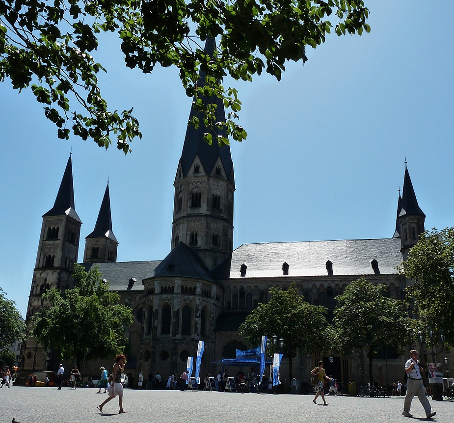 Das Bonner Münster im Gegenlicht